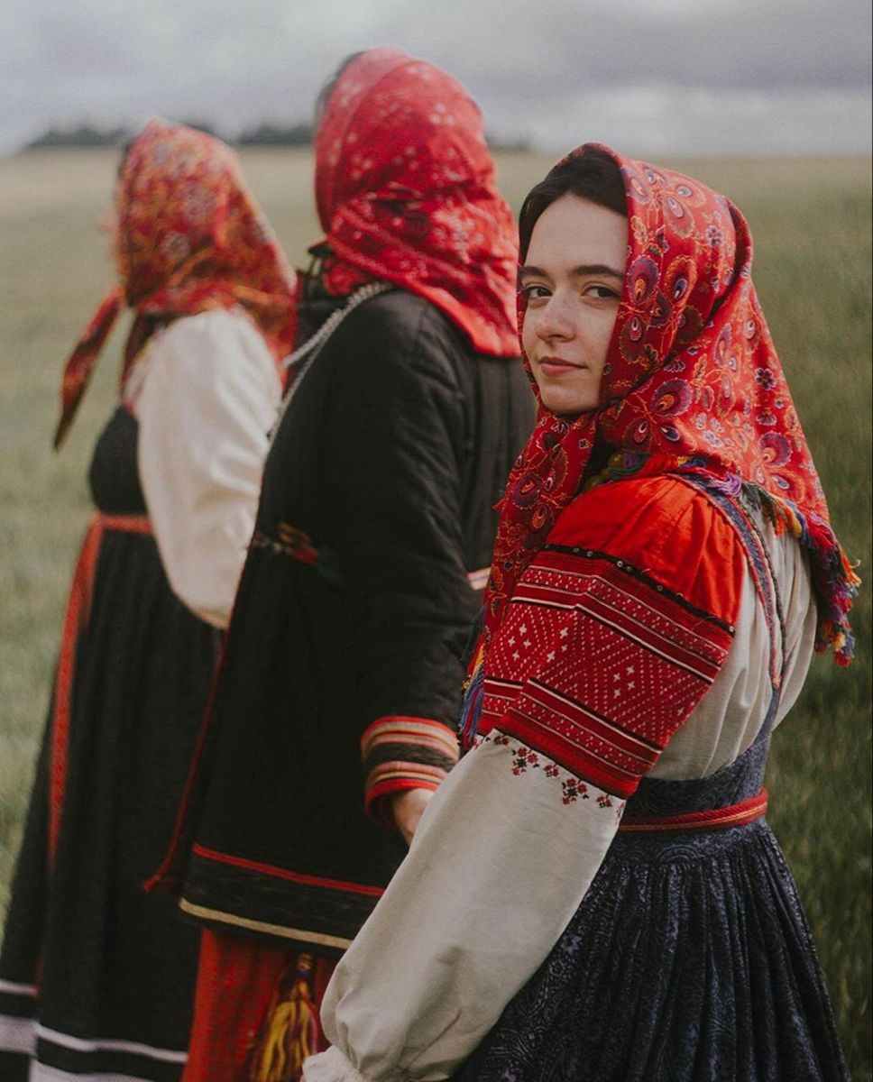 Women in Slavic costumes’s look of the day — catch her live in Tbilisi